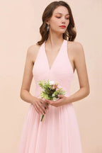 Robe longue de demoiselle d'honneur sans manches à col en V en mousseline rose pour mariage à la plage