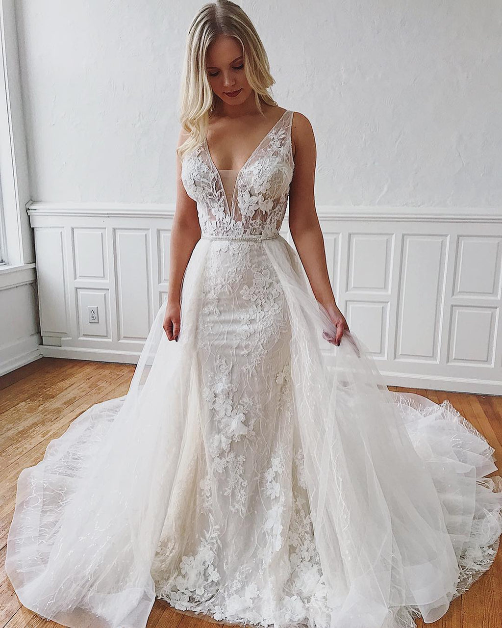 V Neck Sleeveless Mermaid Wedding Dress With Appliques And Detachable Skirt