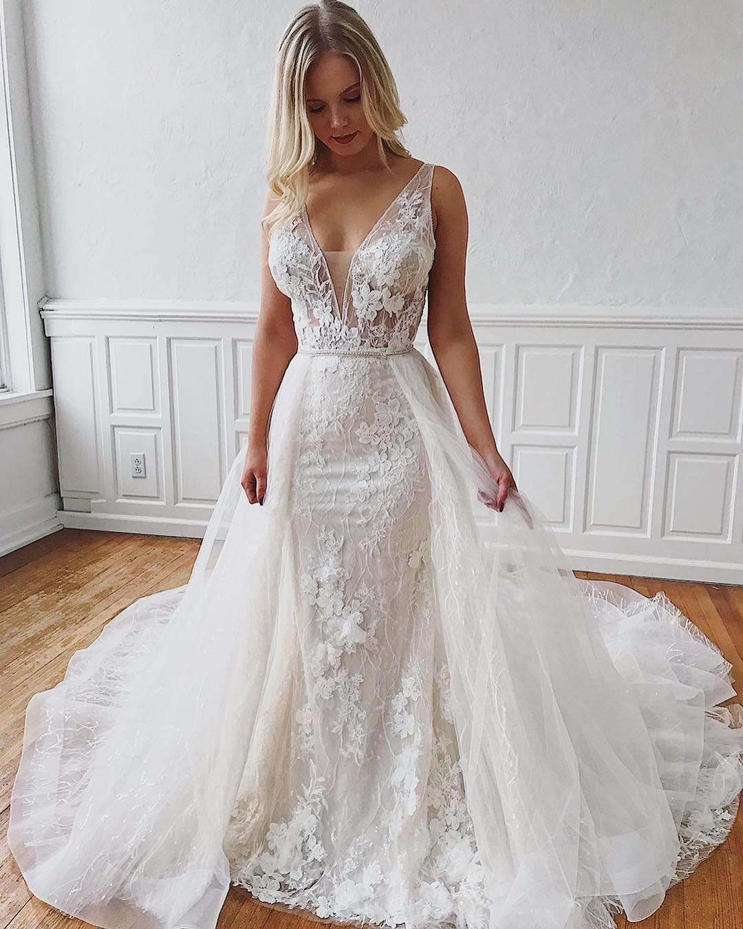 V Neck Sleeveless Mermaid Wedding Dress With Appliques And Detachable Skirt