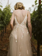 Robes de mariée à bretelles fines en V avec application de dentelle