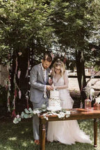 Robes de mariée à bretelles fines en V avec application de dentelle