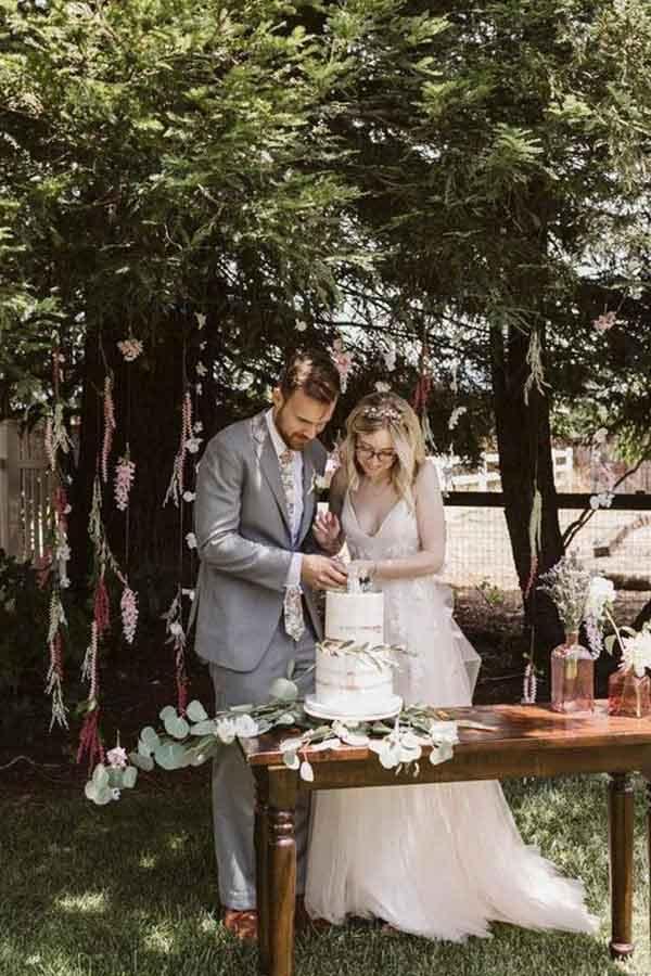V-Ausschnitt Spaghettiträger Brautkleider Brautkleid Spitzenapplikation