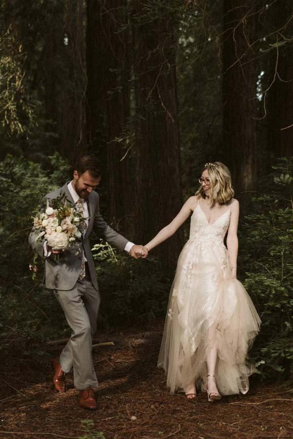 Robes de mariée à bretelles fines en V avec application de dentelle