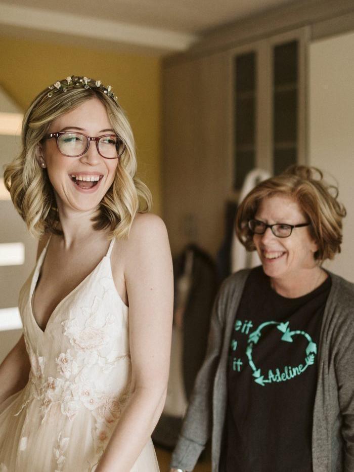 Robes de mariée à bretelles fines en V avec application de dentelle