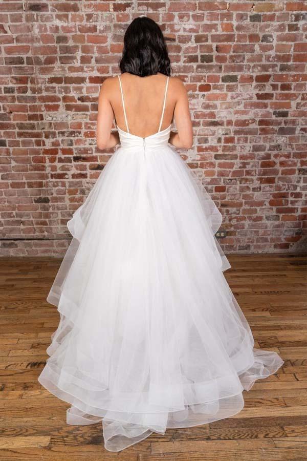 Bodenlanges weißes Satin-Brautkleid mit V-Ausschnitt und Trägern