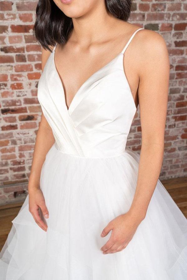 Bodenlanges weißes Satin-Brautkleid mit V-Ausschnitt und Trägern