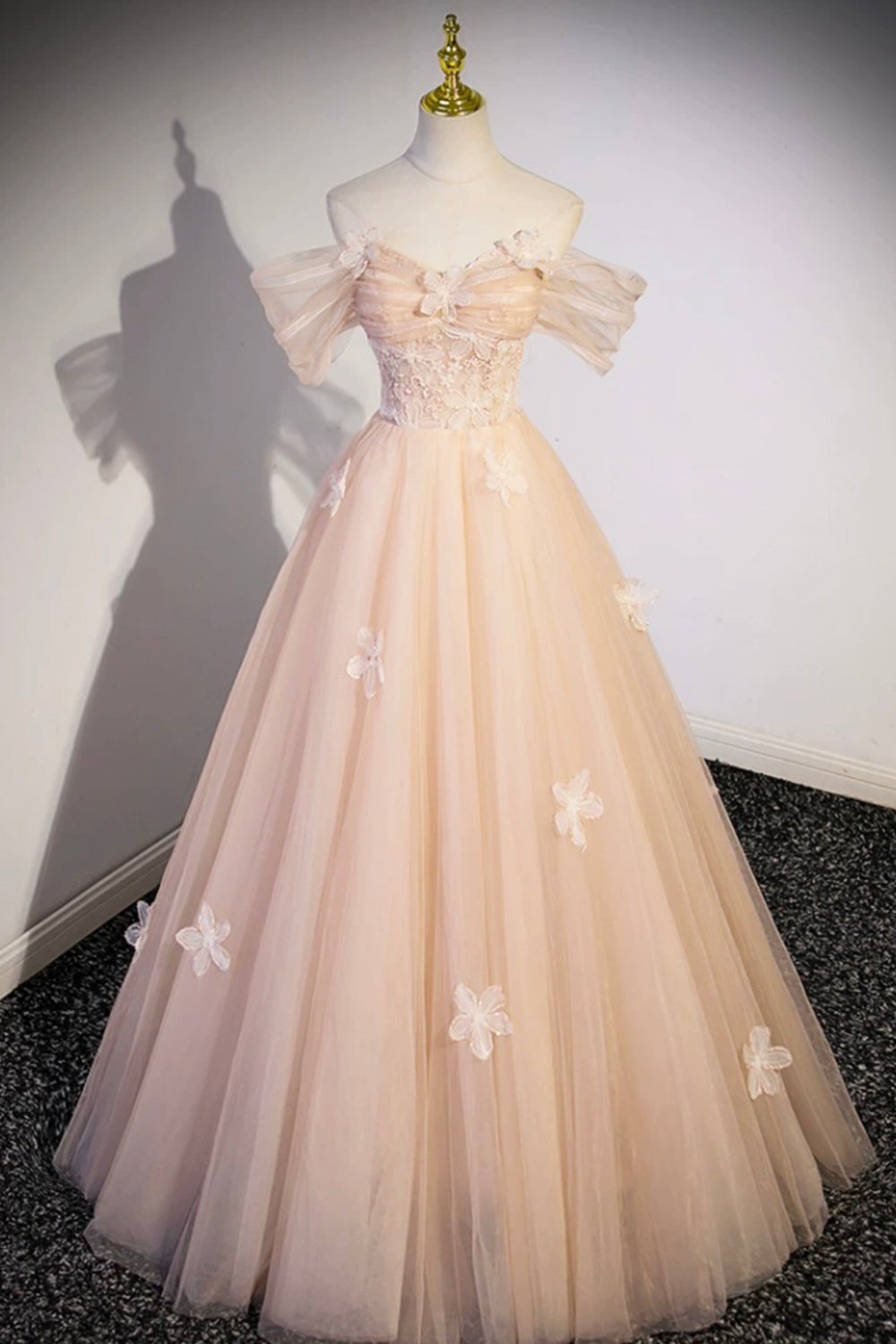 Abiti lunghi formali in tulle con fiori graziosi, abiti da sera con spalle scoperte