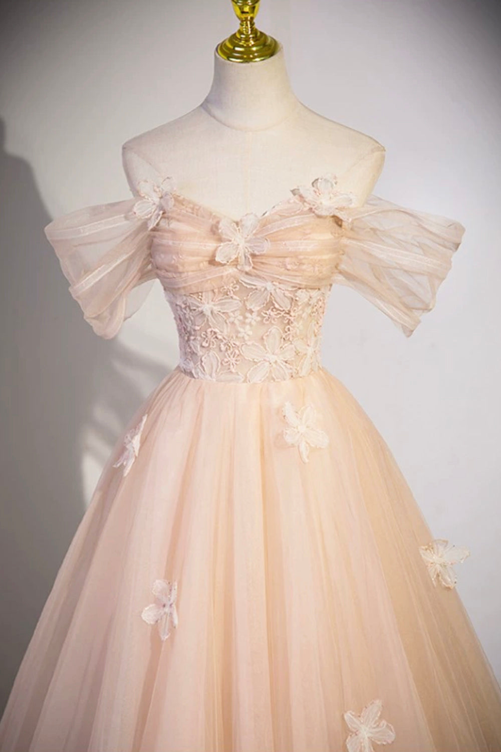 Abiti lunghi formali in tulle con fiori graziosi, abiti da sera con spalle scoperte