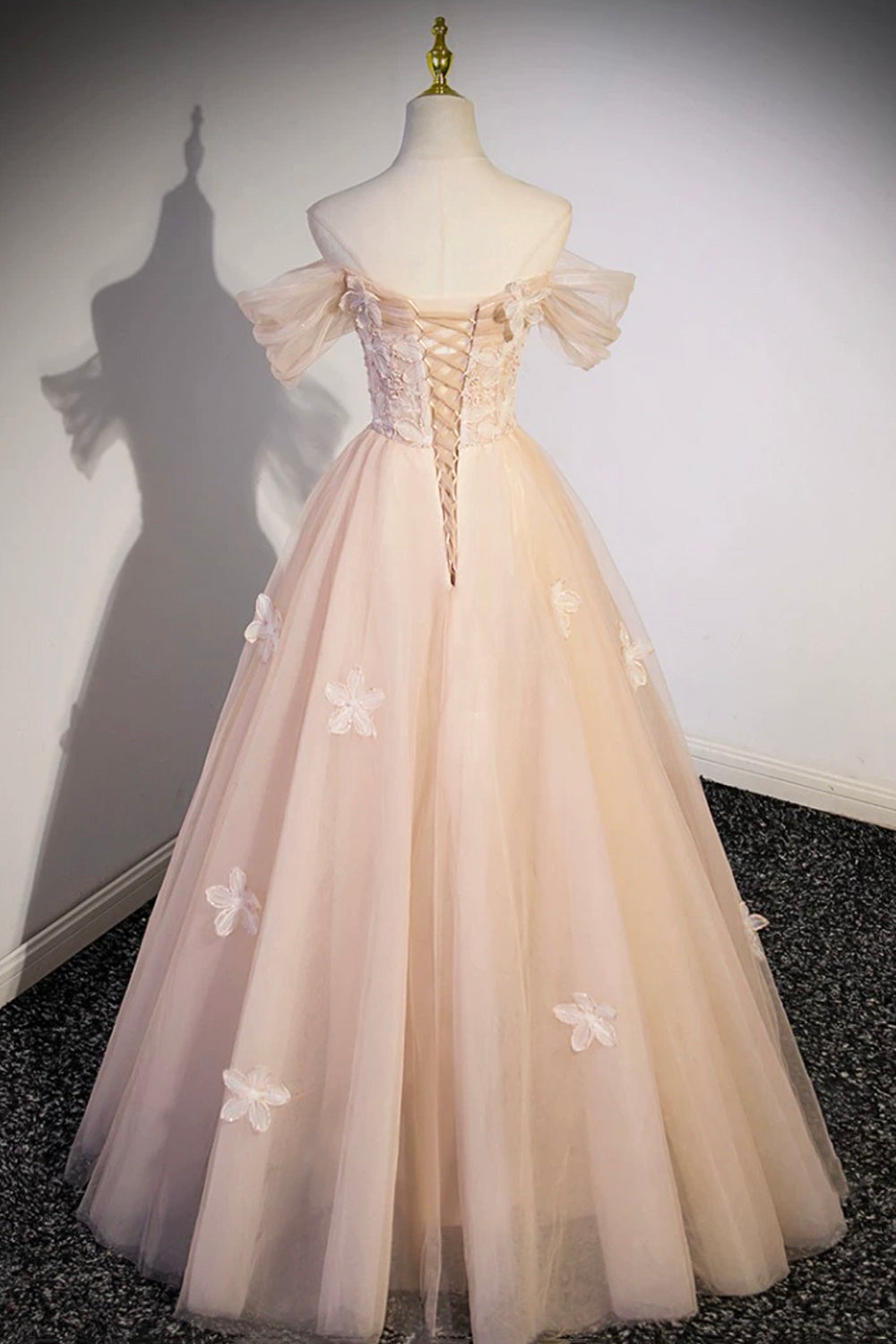 Abiti lunghi formali in tulle con fiori graziosi, abiti da sera con spalle scoperte