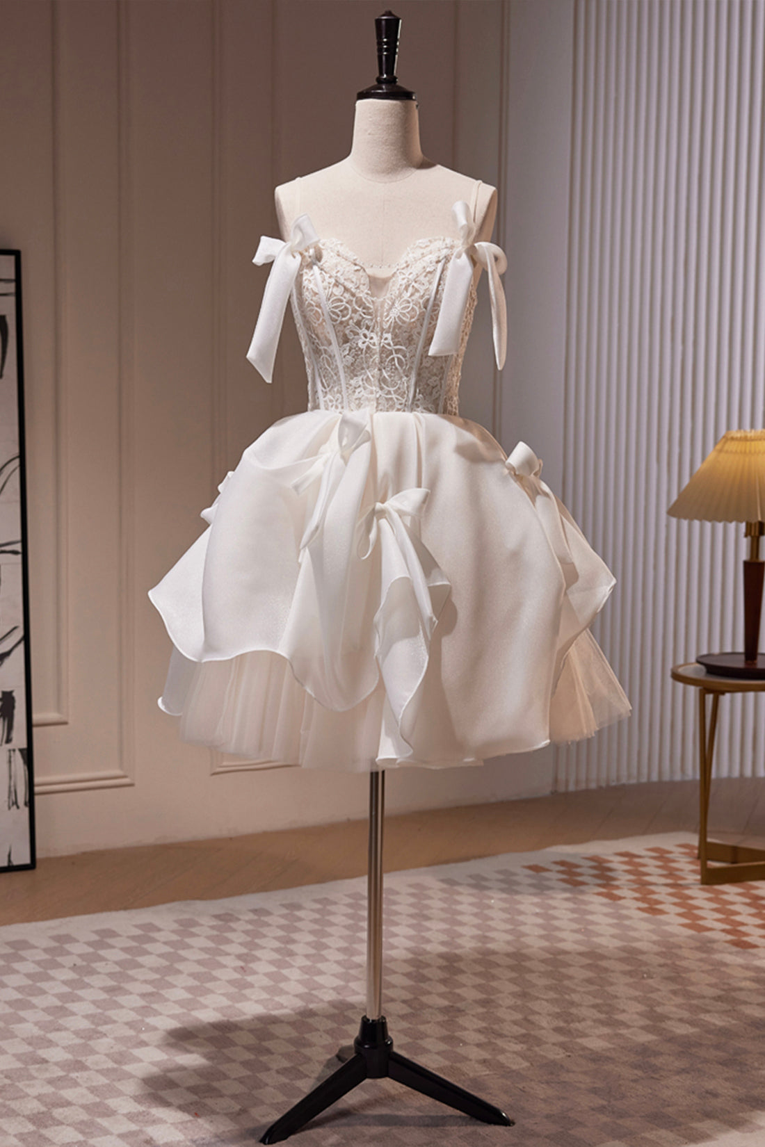 Robe courte de fête en dentelle à fines bretelles spaghetti