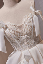 فستان سهرة قصير بحمالات رفيعة ودانتيل