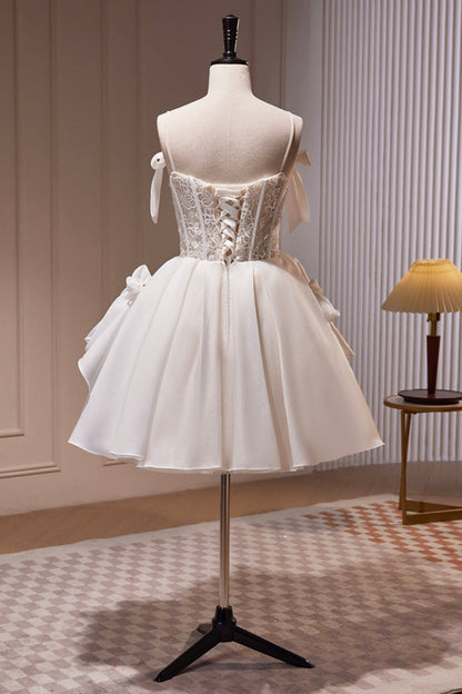 Vestido de fiesta corto de encaje con tirantes finos