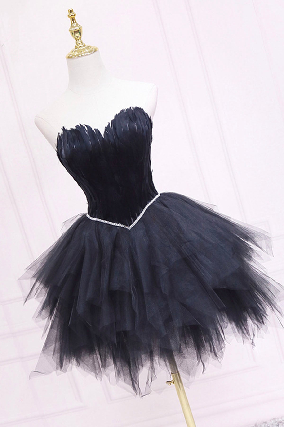 Kurzes Ballkleid aus Tüll mit Federn, A-Linien-Partykleid mit herzförmigem Ausschnitt