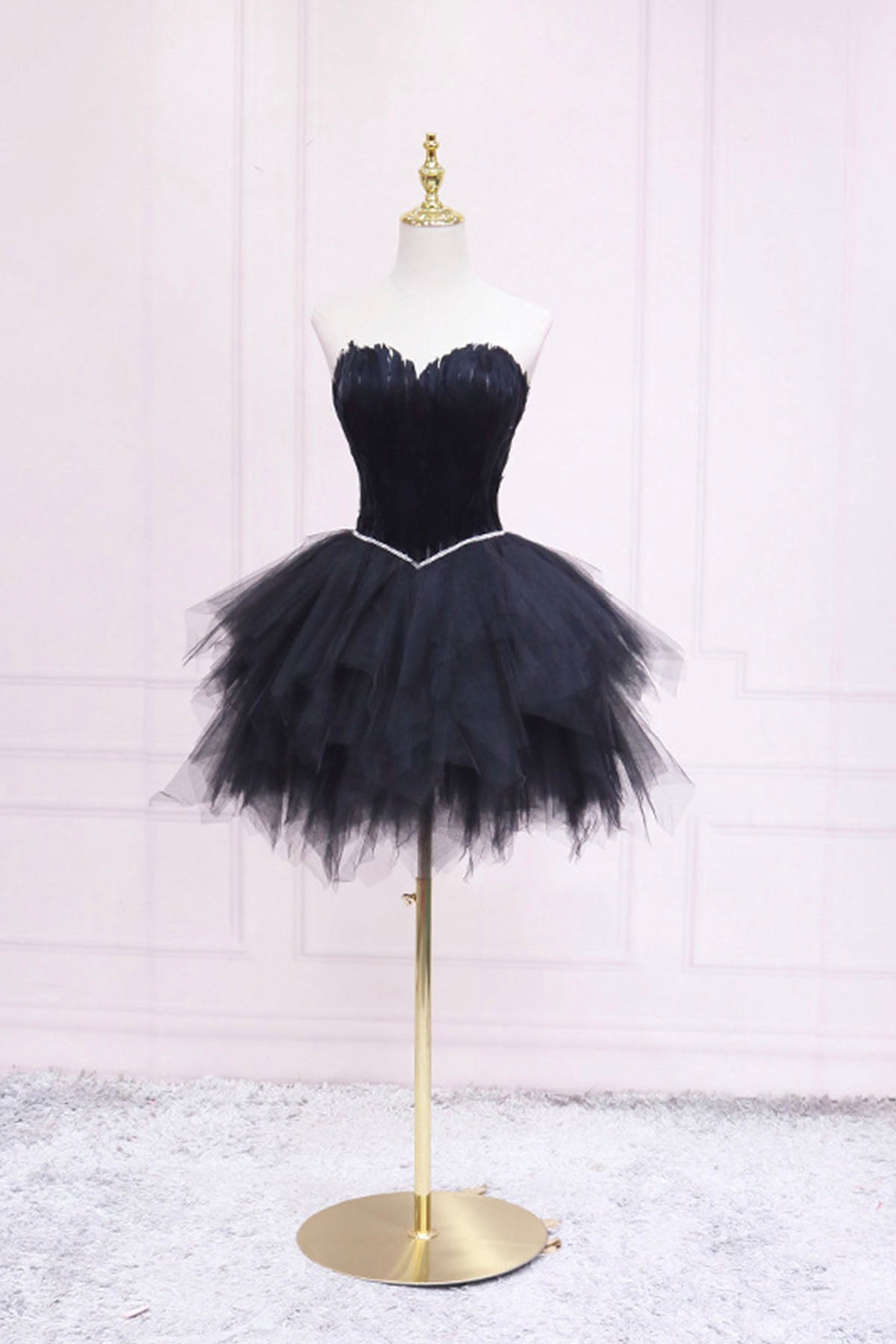 Kurzes Ballkleid aus Tüll mit Federn, A-Linien-Partykleid mit herzförmigem Ausschnitt