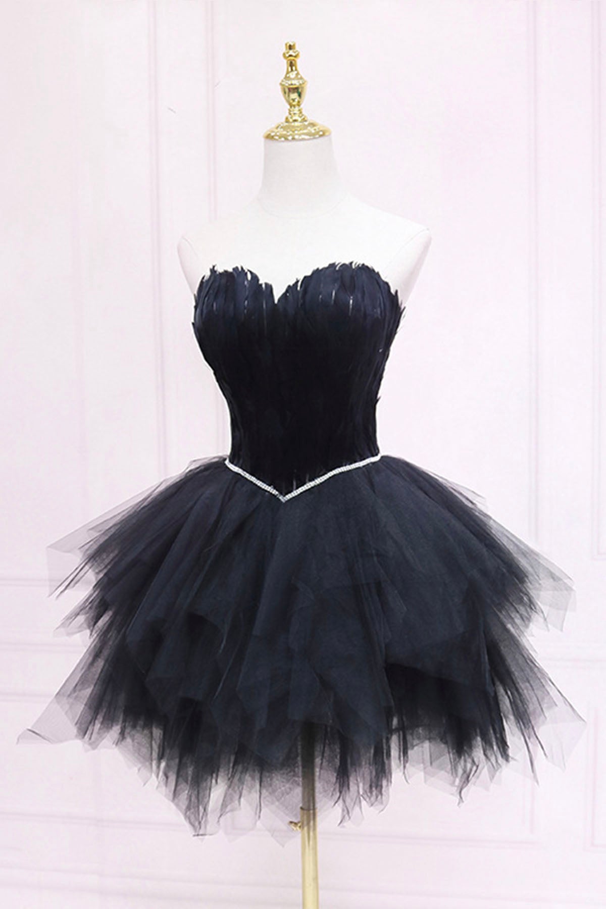 Kurzes Ballkleid aus Tüll mit Federn, A-Linien-Partykleid mit herzförmigem Ausschnitt