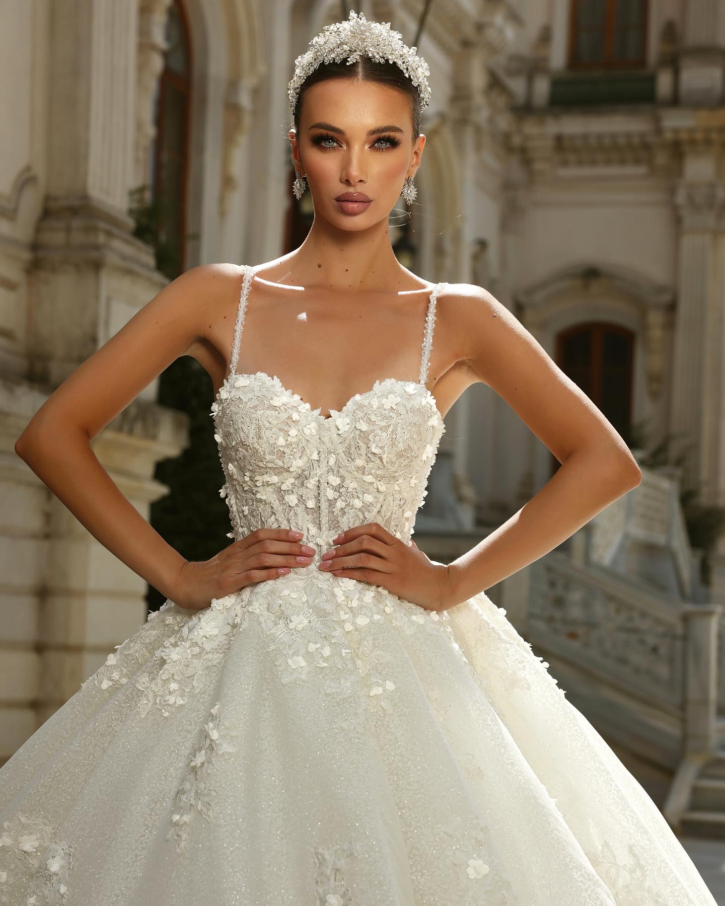Vintage Ballkleid Spitze Spaghettiträger Ärmelloses weißes Brautkleid mit Applikationen Schleppe
