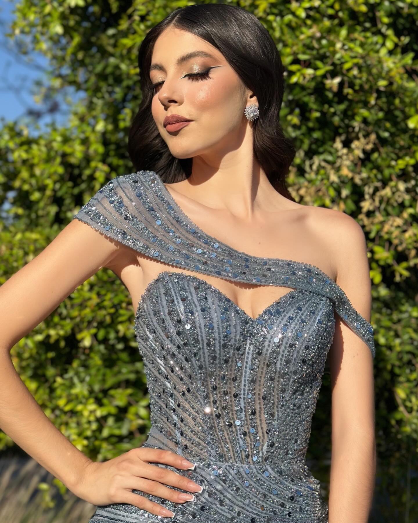 فستان سهرة قديم الطراز من الشيفون والساتان بياقة قلبية وأكمام قصيرة مع فتحة مزينة بالترتر