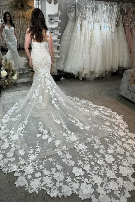 Robe de mariée vintage en dentelle à col en V sans manches en ivoire avec traîne à appliques