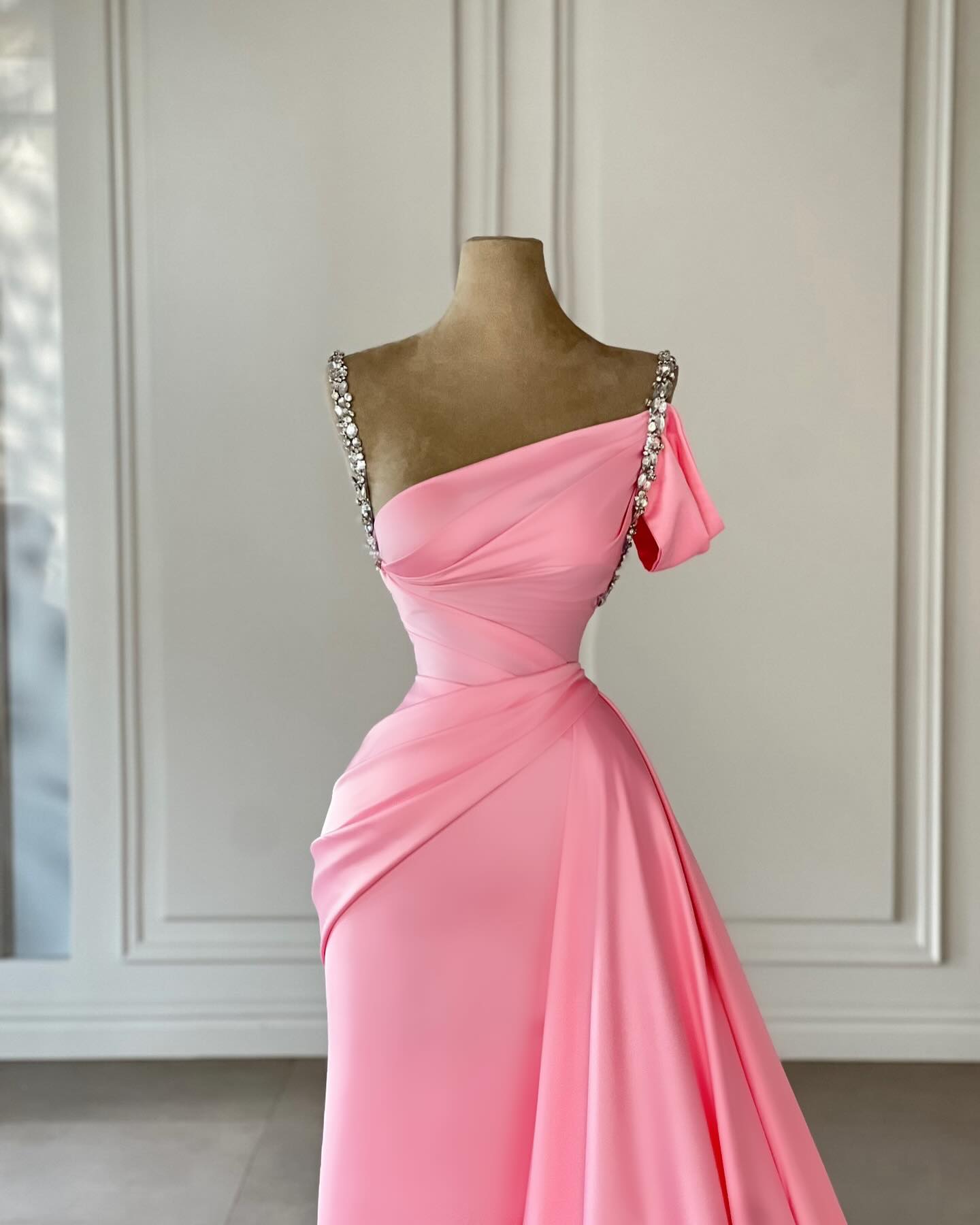 Abito da sera rosa vintage in raso, senza spalline, con scollo a barca e colonna, decorato con strass