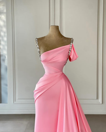 Vestido de fiesta vintage de satén con hombros descubiertos, sin mangas, color rosa y con pedrería