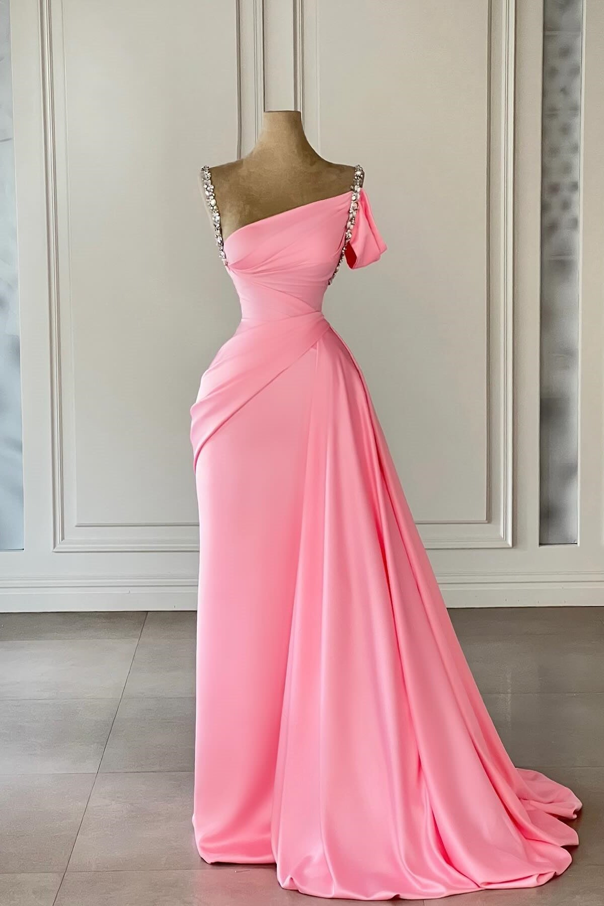 Abito da sera rosa vintage in raso, senza spalline, con scollo a barca e colonna, decorato con strass