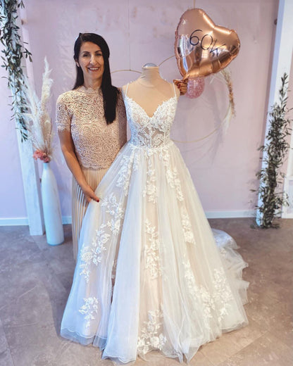 Vintage Long A-Line Spaghetti Straps Appliques Lace Wedding Dress With Train