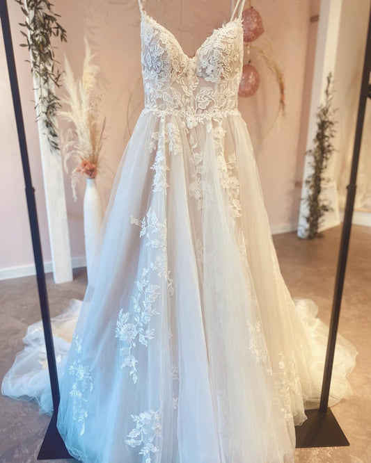 Robe de mariée vintage longue en dentelle avec traîne et bretelles spaghetti