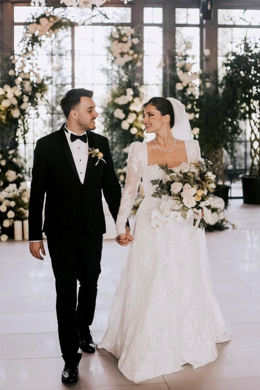 Robe de mariée vintage longue en dentelle à col carré et manches longues