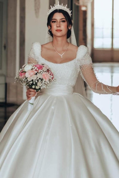 Vestido de novia vintage largo color marfil, corte A, escote cuadrado, satén brillante y mangas largas