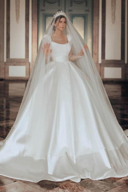 Vestido de novia vintage largo color marfil, corte A, escote cuadrado, satén brillante y mangas largas