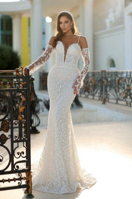 Robe de mariée vintage longue ivoire en forme de sirène avec fines bretelles spaghetti, col en V et dentelle, traîne amovible