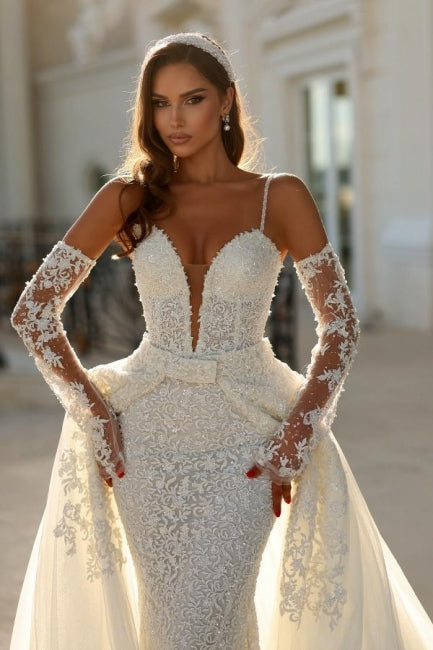 Robe de mariée vintage longue ivoire en forme de sirène avec fines bretelles spaghetti, col en V et dentelle, traîne amovible