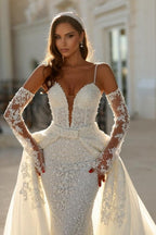 Robe de mariée vintage longue ivoire en forme de sirène avec fines bretelles spaghetti, col en V et dentelle, traîne amovible