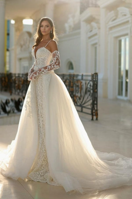 Robe de mariée vintage longue ivoire en forme de sirène avec fines bretelles spaghetti, col en V et dentelle, traîne amovible
