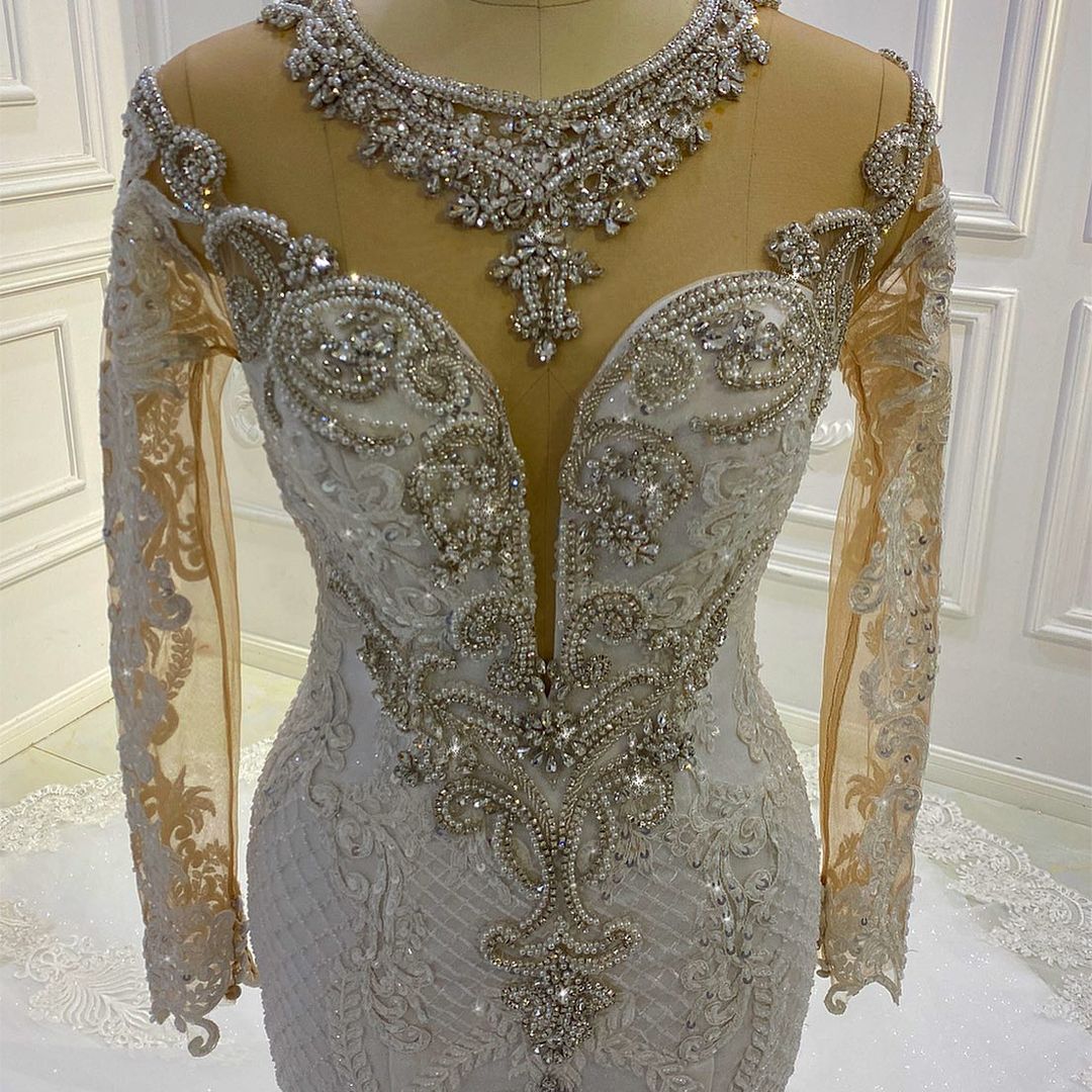 Vestido de noiva vintage com apliques de renda e lantejoulas estilo sereia