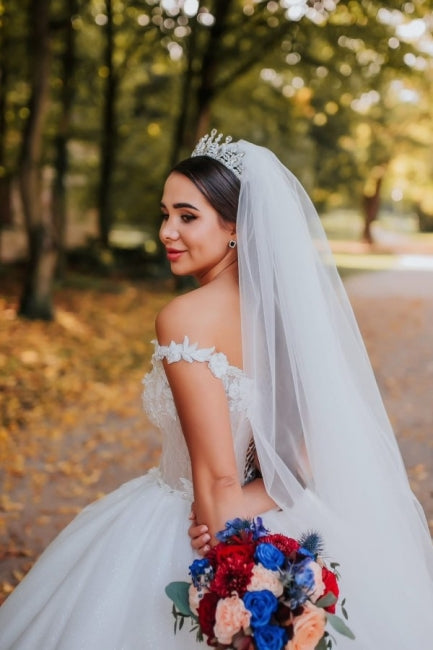 Robe de mariée vintage princesse à épaules dénudées et col en V sans manches en dentelle