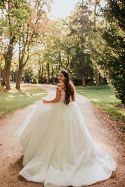 Robe de mariée vintage princesse à épaules dénudées et col en V sans manches en dentelle