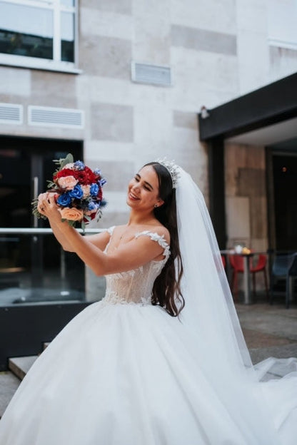 Robe de mariée vintage princesse à épaules dénudées et col en V sans manches en dentelle