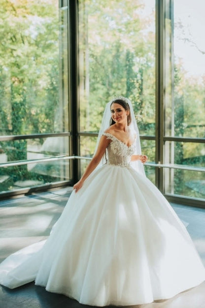 Robe de mariée vintage princesse à épaules dénudées et col en V sans manches en dentelle