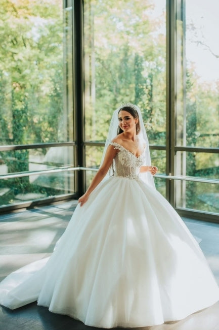 Vestidos de noiva vintage princesa com decote em V e sem mangas e renda