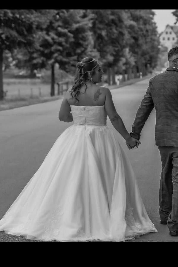 Ivory Sweetheart Sleeveless Ball Gown Wedding Dress With Appliques