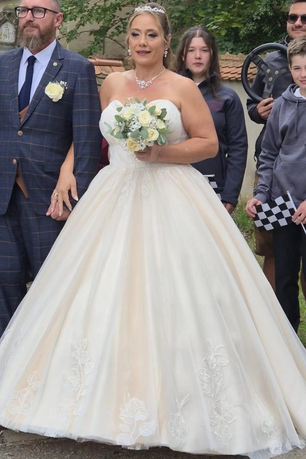 Ivory Sweetheart Sleeveless Ball Gown Wedding Dress With Appliques