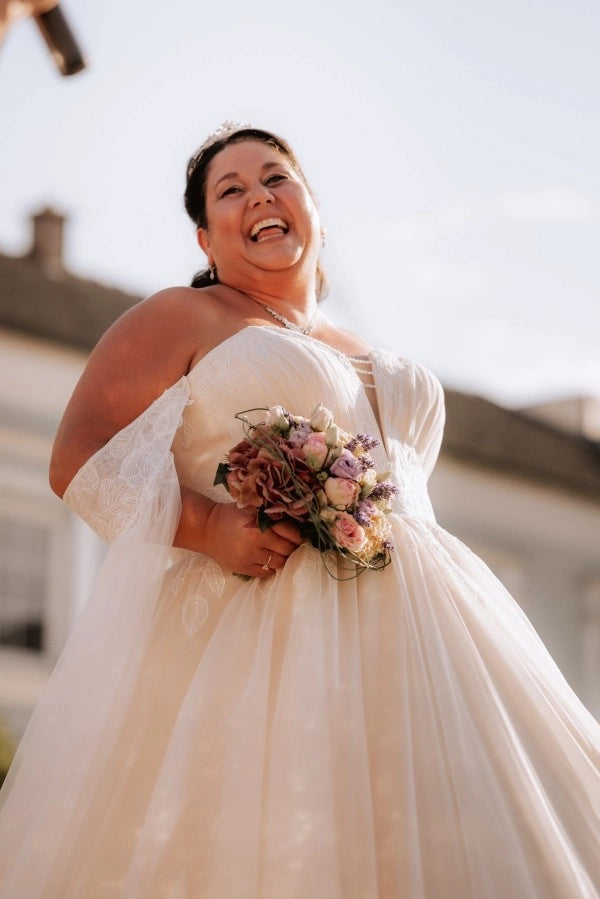 Ivory Sweetheart Sleeveless Ball Gown Wedding Dress With Appliques