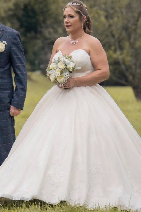 Ivory Sweetheart Sleeveless Ball Gown Wedding Dress With Appliques