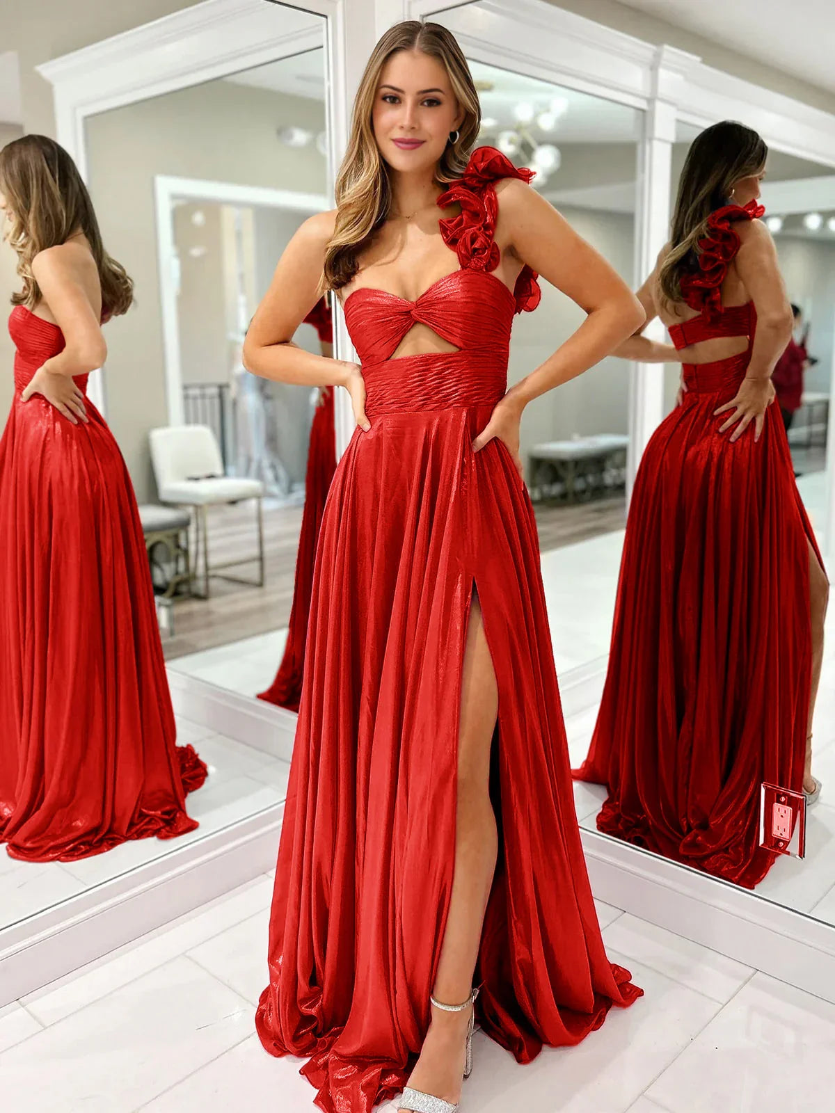 Robe de bal métallique plissée fuchsia en ligne A, à une épaule avec ouverture en forme de trou de serrure et fente