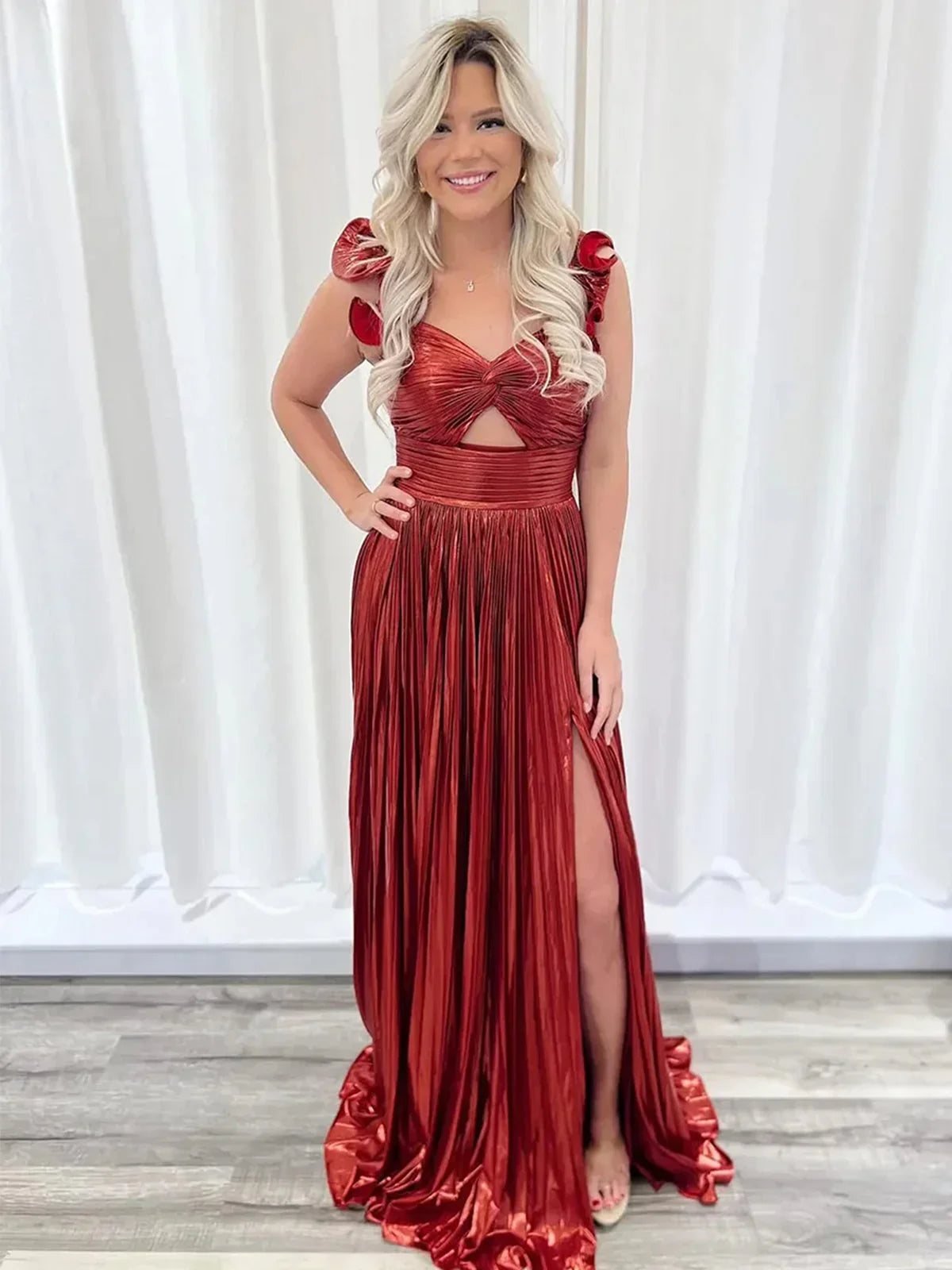 Robe de bal métallique plissée fuchsia en ligne A, à une épaule avec ouverture en forme de trou de serrure et fente