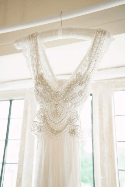 Vestidos de noiva modestos com decote em V profundo e costas abertas para praia WD539