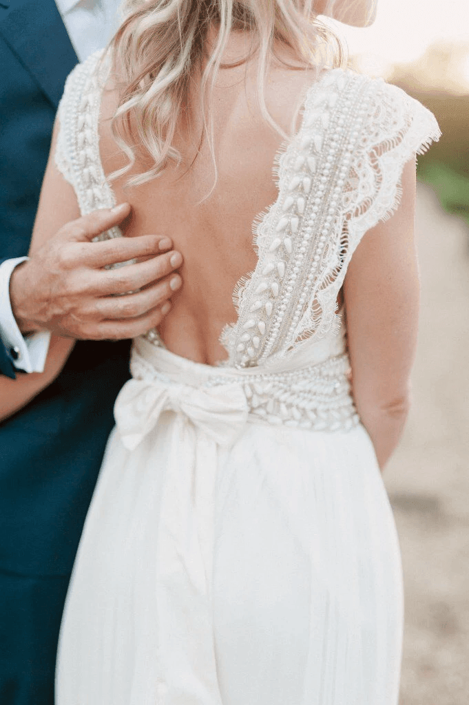 Vestidos de noiva modestos com decote em V profundo e costas abertas para praia WD539