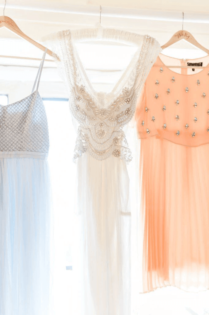 Vestidos de noiva modestos com decote em V profundo e costas abertas para praia WD539