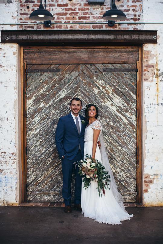 فساتين زفاف رومانسية بقصة على شكل حرف A وياقة على شكل V مزينة بالخرز فستان عروس شيفون جذاب